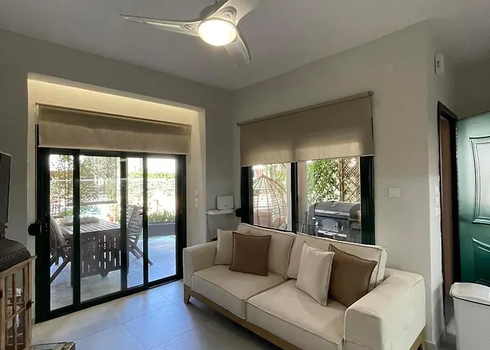 Case de vacanță Nikiti, Four Seasons House